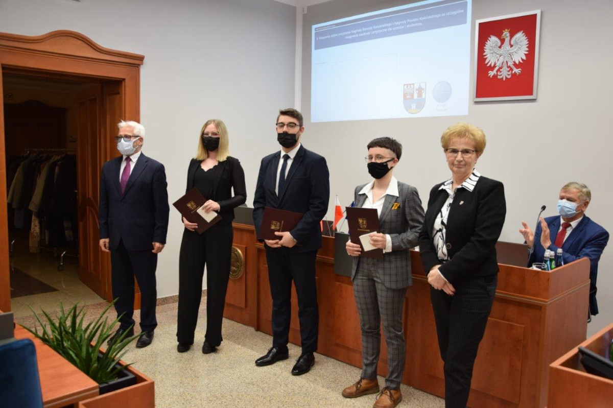 Starostwo nagrodziło zdolnych uczniów i studentów [ZDJĘCIA]