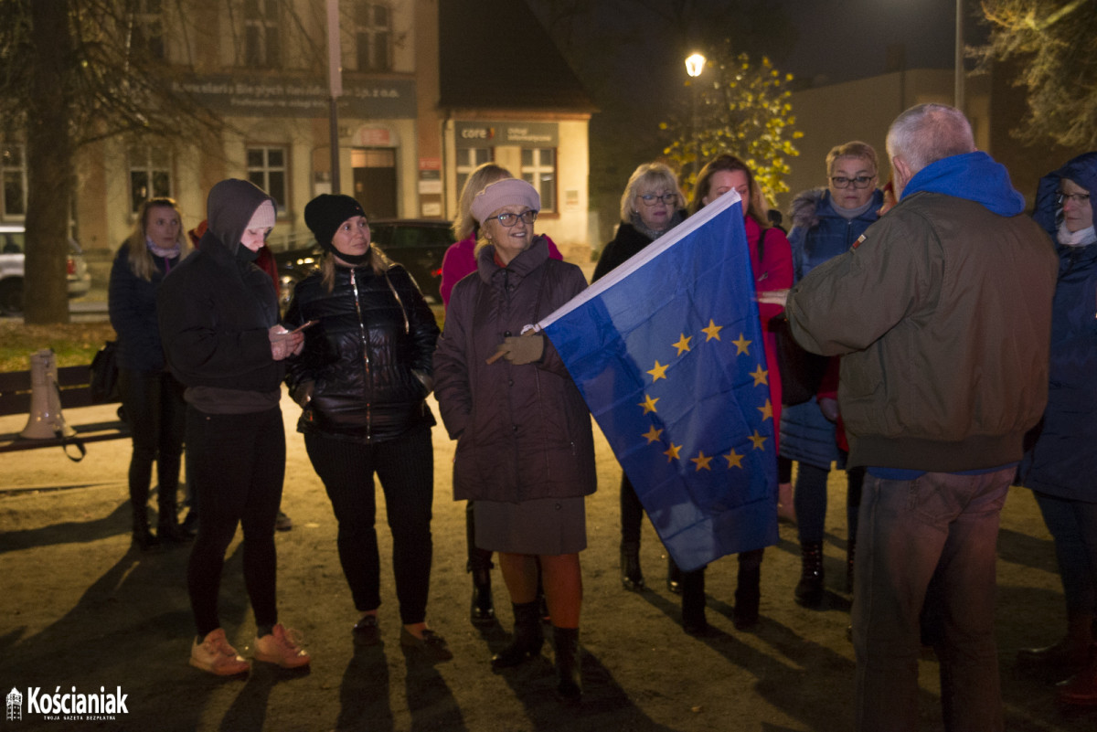 Zapalili znicze na Placu Wolności w hołdzie Izie