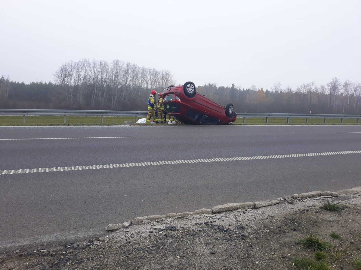 Dachowanie na S5. Przyczyną był kot [ZDJĘCIA]