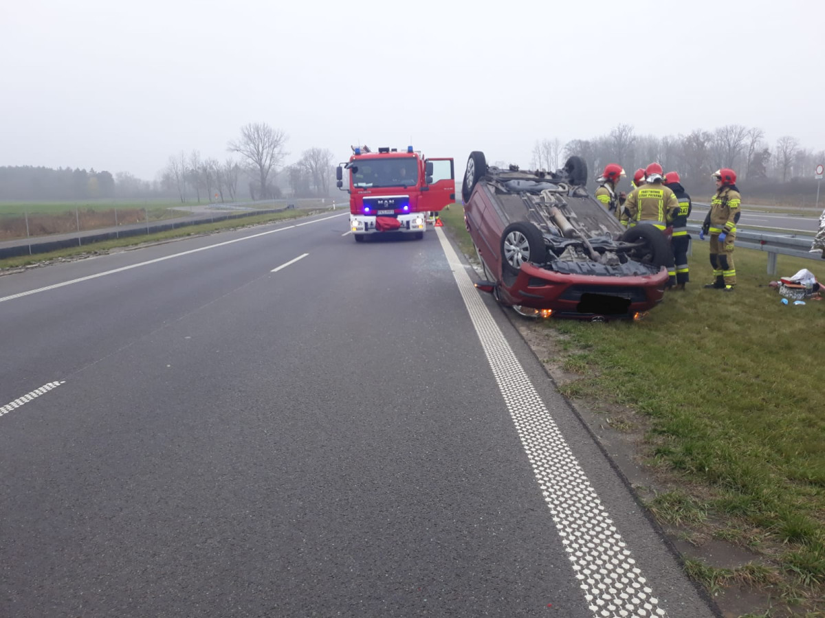 Dachowanie na S5. Przyczyną był kot [ZDJĘCIA]