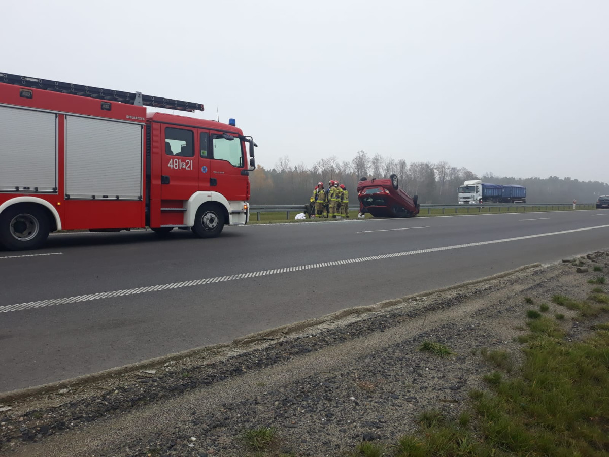 Dachowanie na S5. Przyczyną był kot [ZDJĘCIA]
