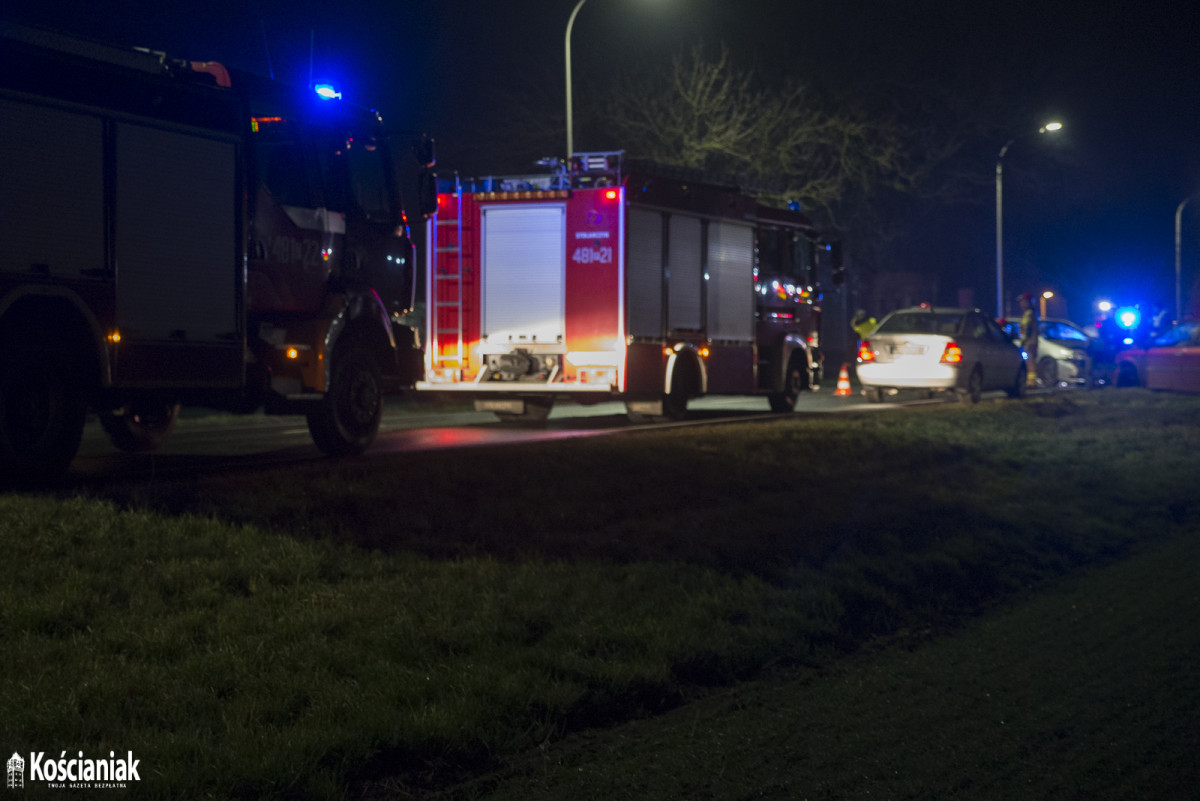 Czołowe zderzenie na Gostyńskiej [ZDJĘCIA]