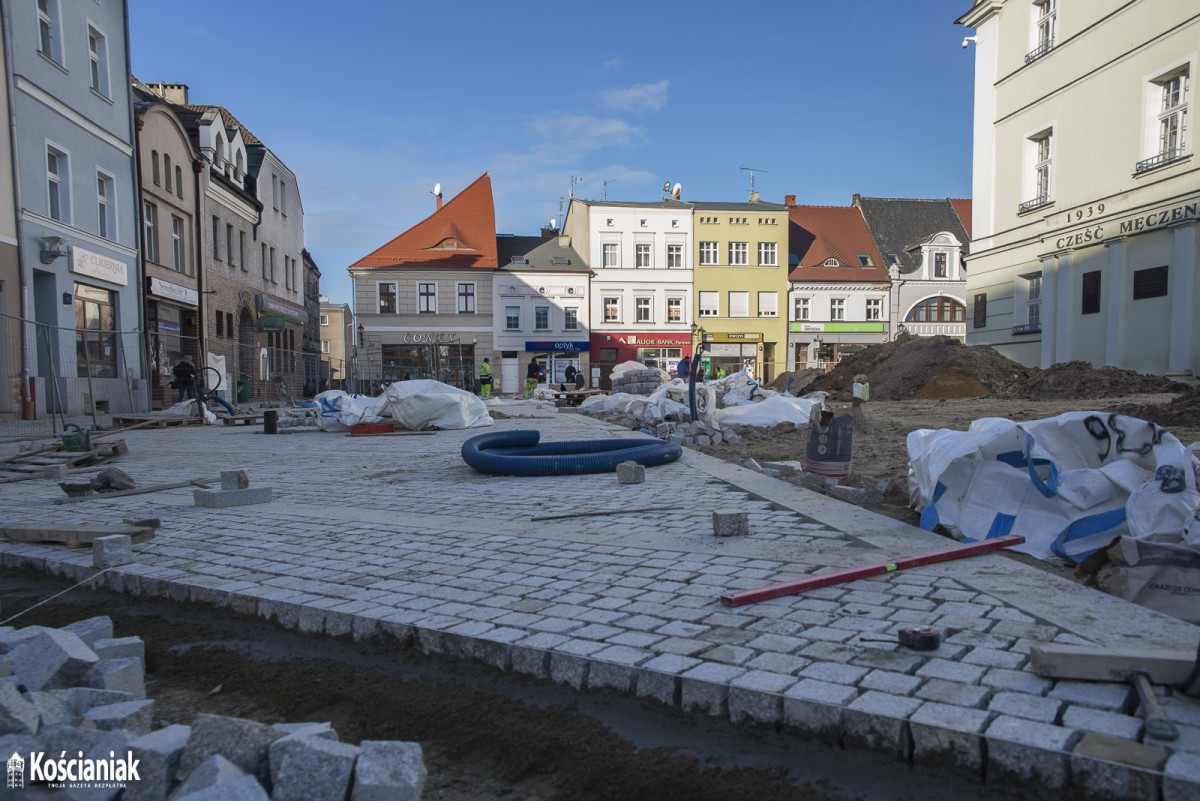 Układają kostkę na Rynku [ZDJĘCIA]