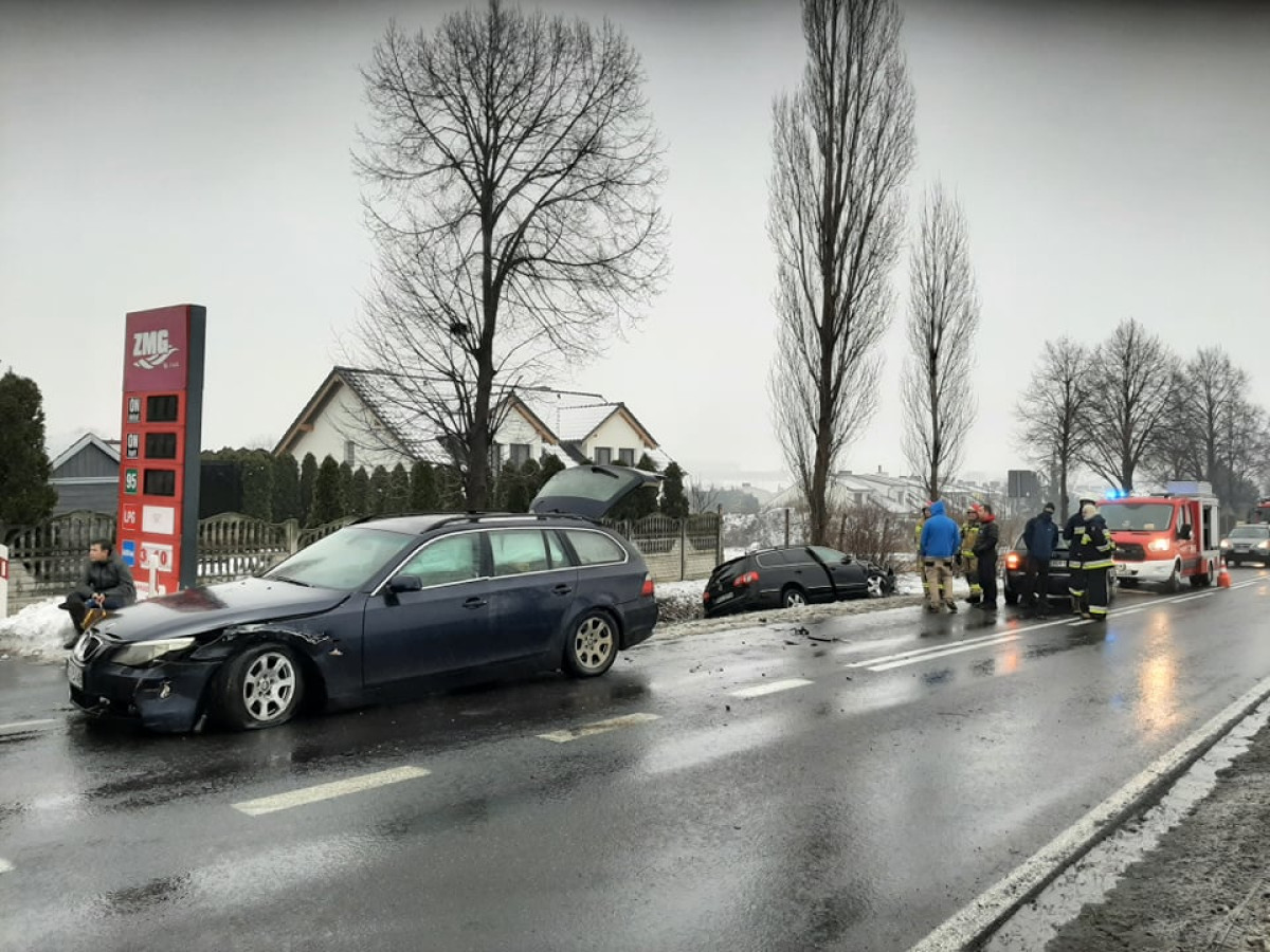 Zderzenie podczas wyprzedzania [ZDJĘCIA]