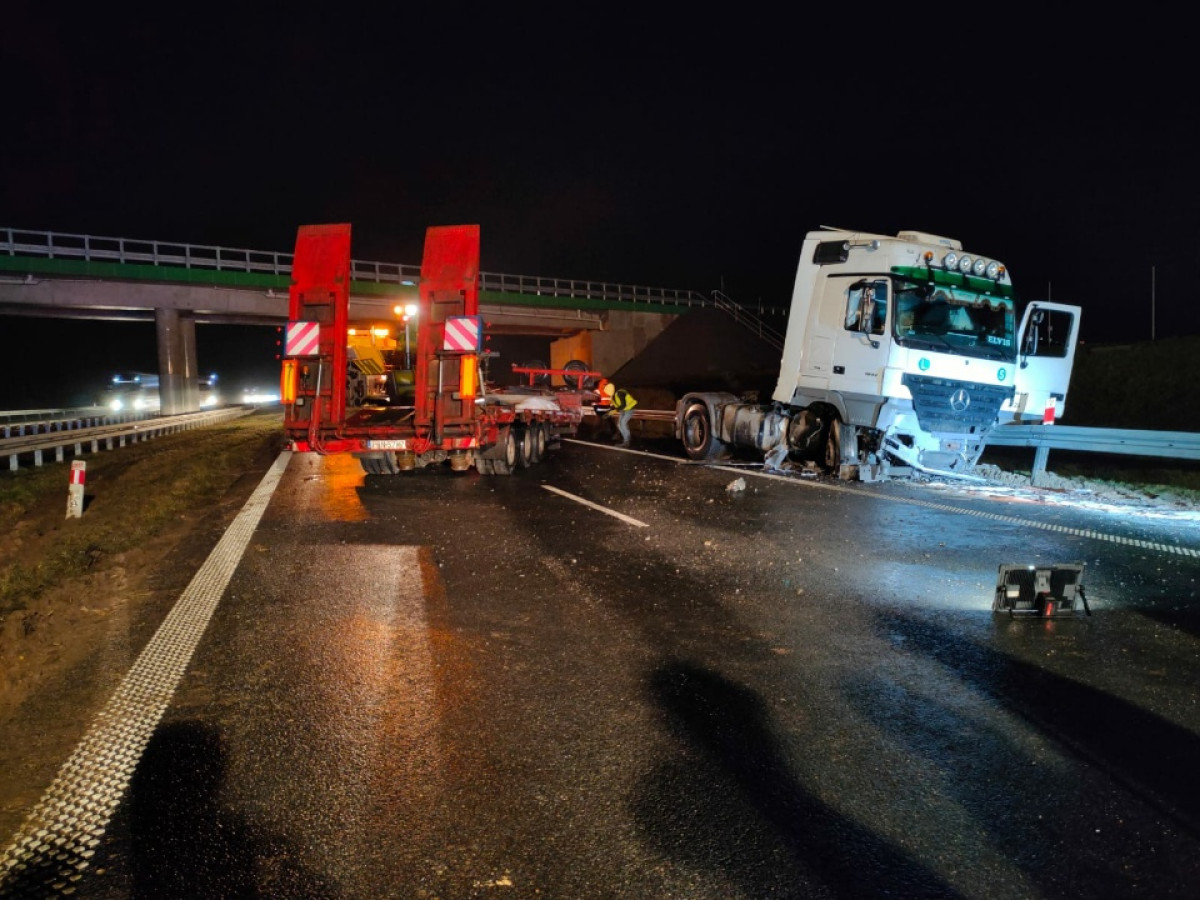 Uderzył w bariery na S5 i zablokował drogę [ZDJĘCIA]