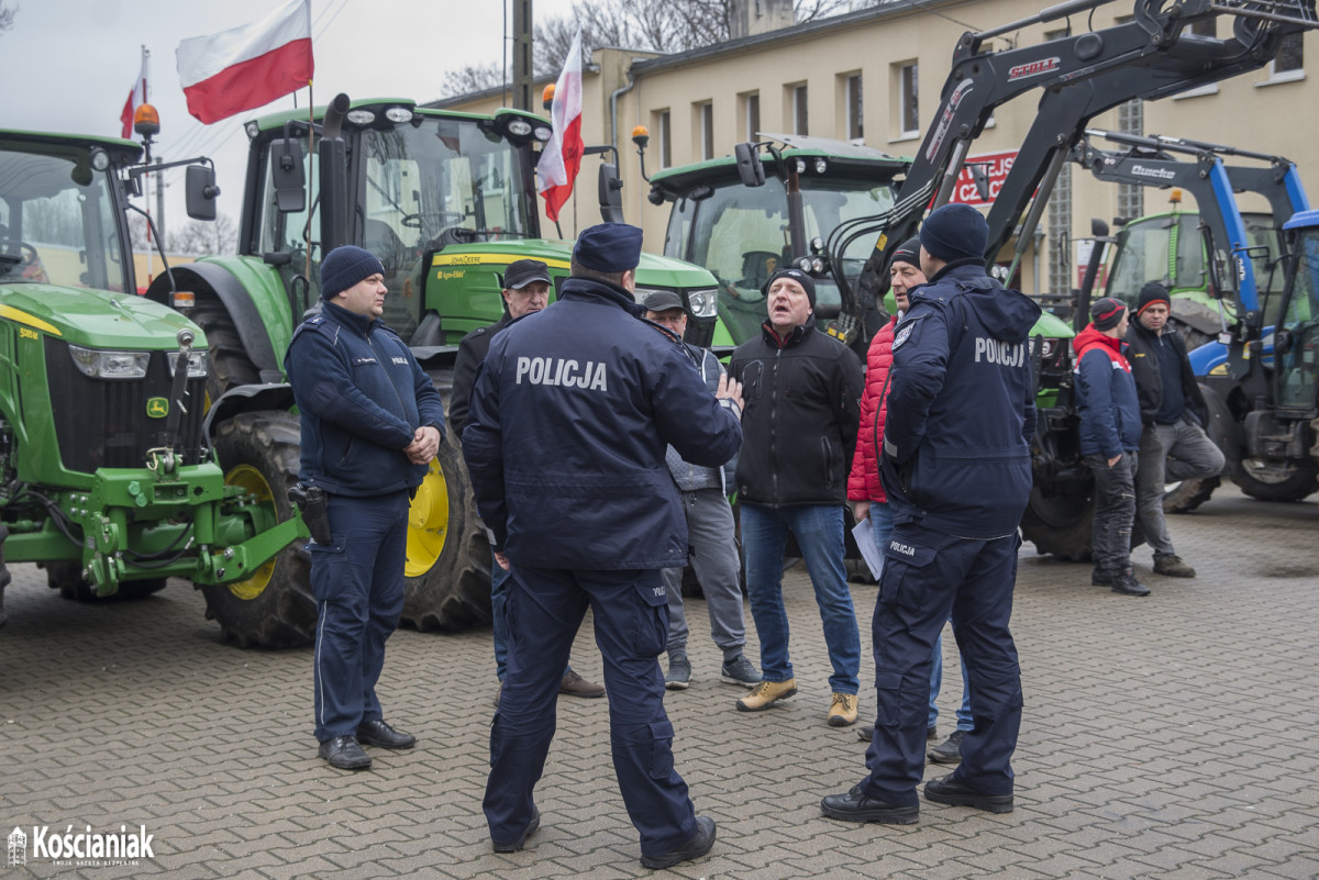 Rolnicy wyjechali traktorami na drogi [ZDJĘCIA]