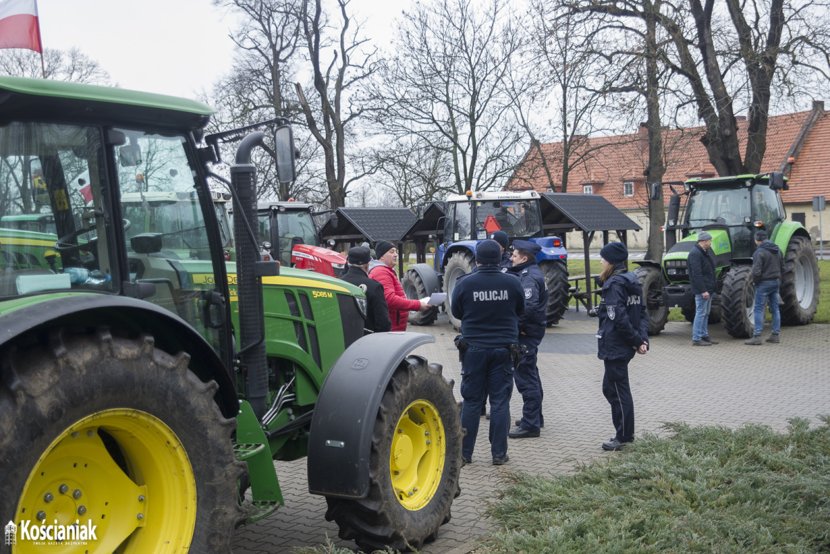 Rolnicy wyjechali traktorami na drogi [ZDJĘCIA]