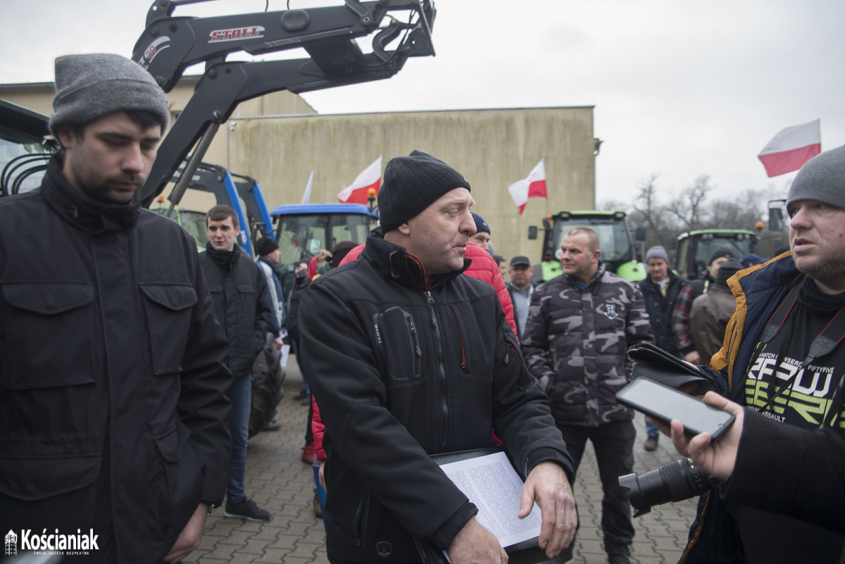 Rolnicy wyjechali traktorami na drogi [ZDJĘCIA]