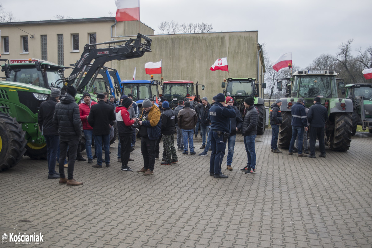 Rolnicy wyjechali traktorami na drogi [ZDJĘCIA]