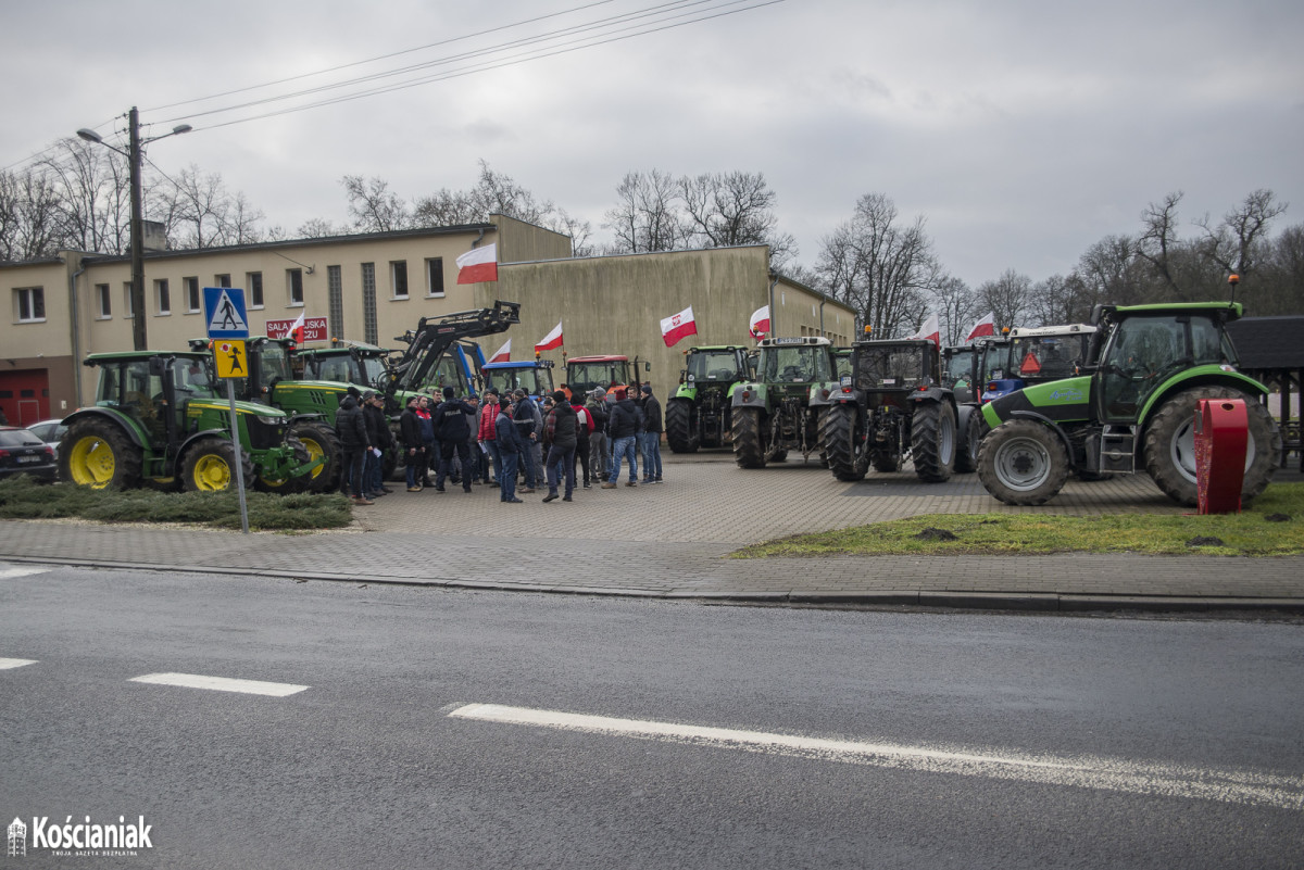 Rolnicy wyjechali traktorami na drogi [ZDJĘCIA]