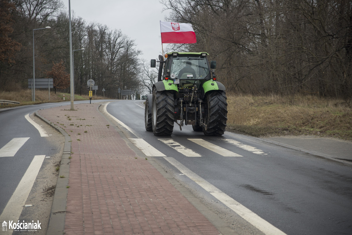 Rolnicy wyjechali traktorami na drogi [ZDJĘCIA]