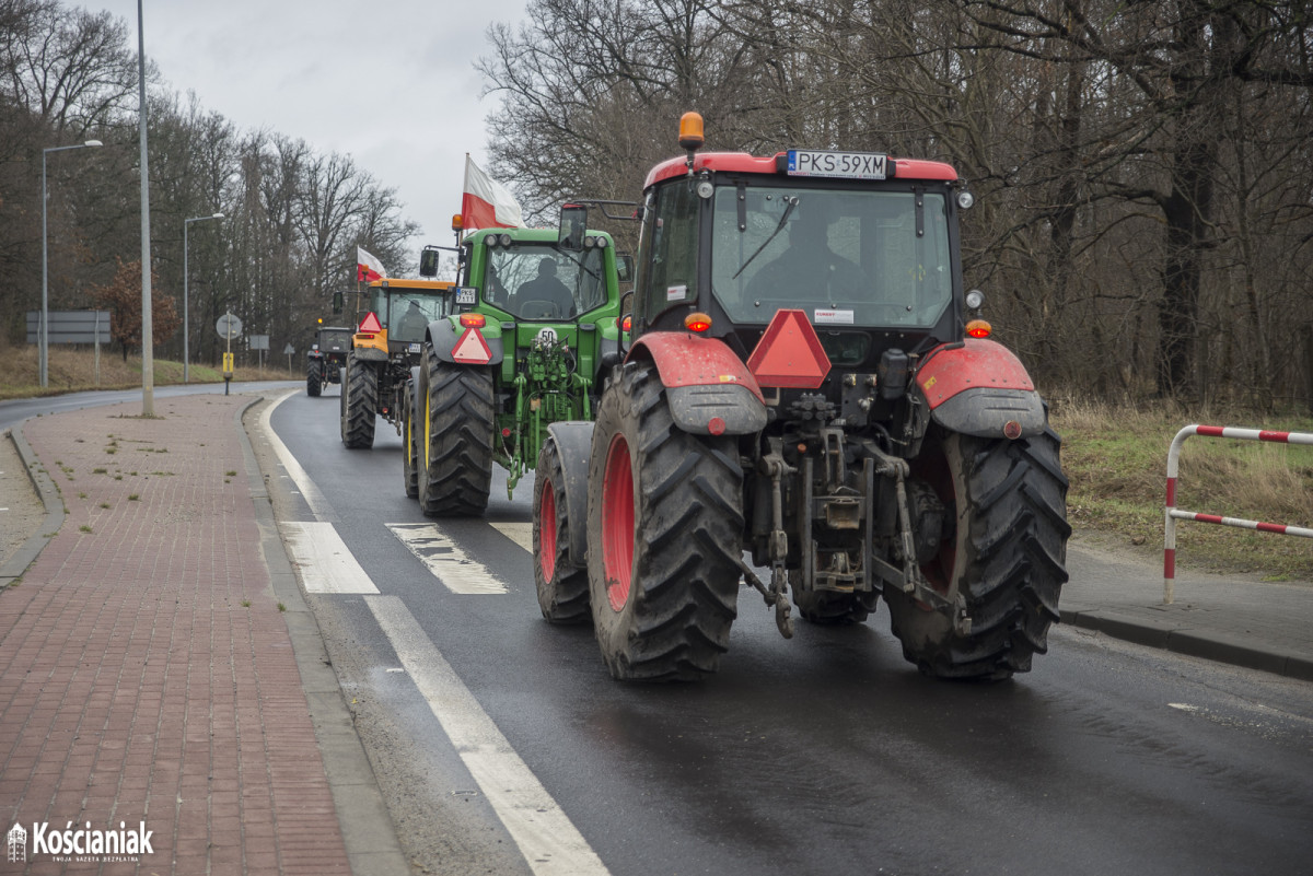 Rolnicy wyjechali traktorami na drogi [ZDJĘCIA]