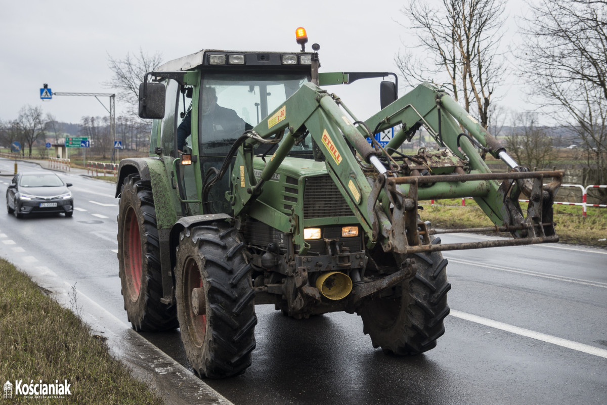 Rolnicy wyjechali traktorami na drogi [ZDJĘCIA]