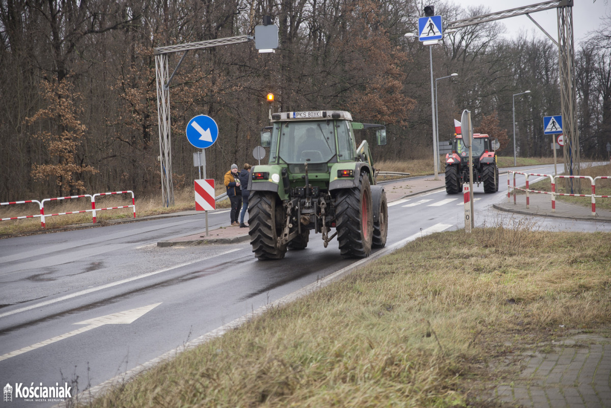 Rolnicy wyjechali traktorami na drogi [ZDJĘCIA]