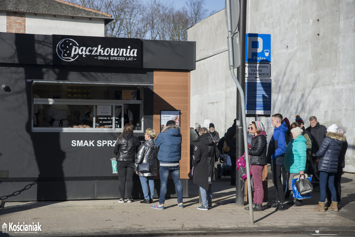 Pączkownia w Kościanie. Długa kolejka oczekujących [ZDJĘCIA]