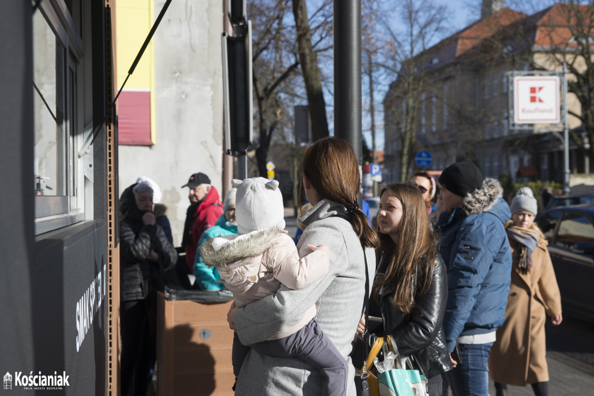 Pączkownia w Kościanie. Długa kolejka oczekujących [ZDJĘCIA]