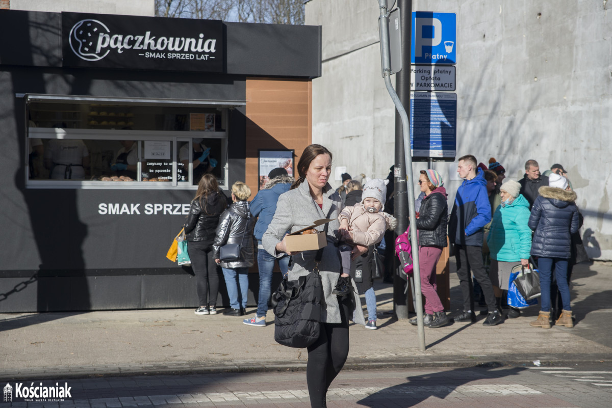 Pączkownia w Kościanie. Długa kolejka oczekujących [ZDJĘCIA]