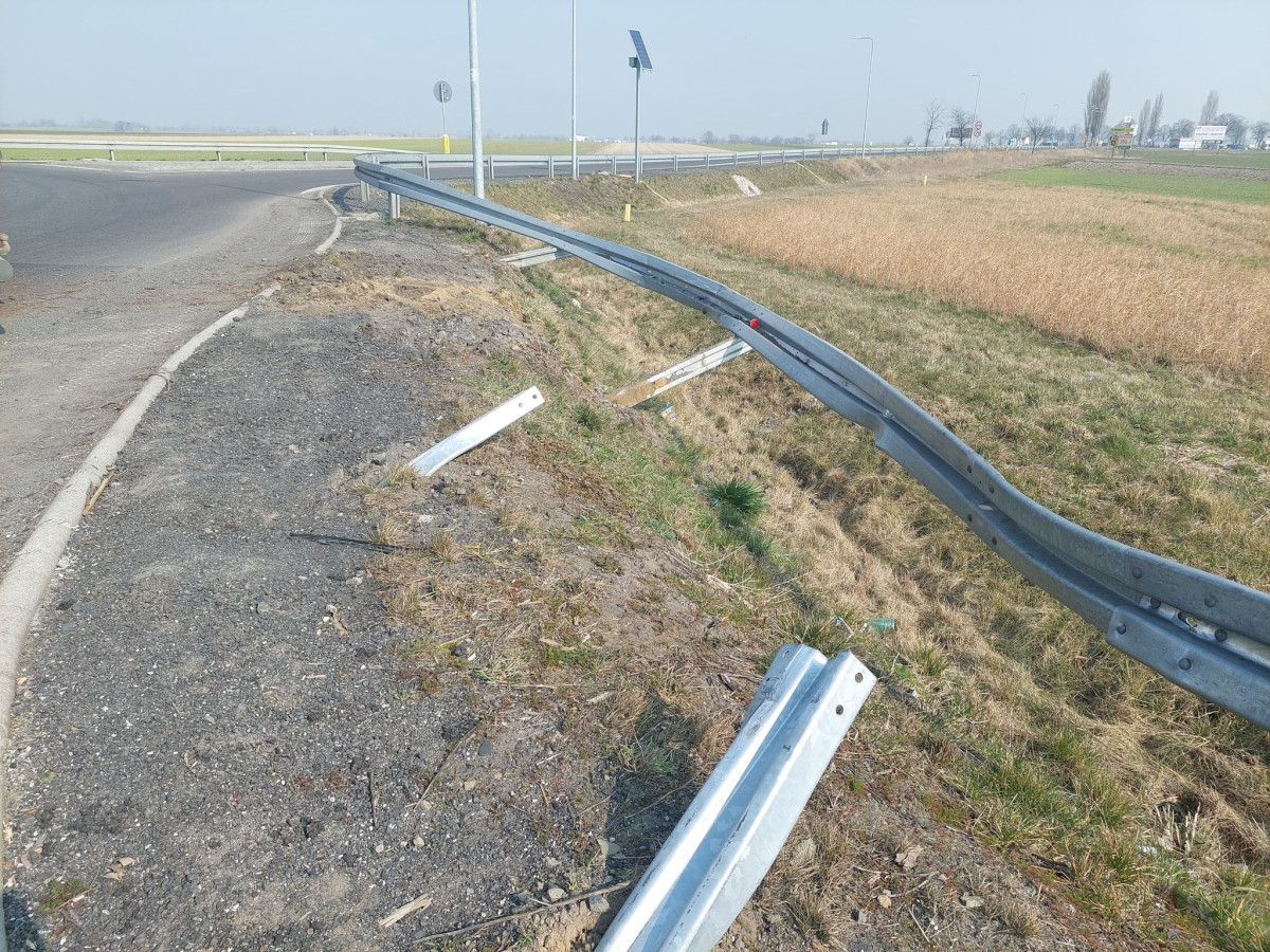Wjechał w barierki. Stracił przytomność [ZDJĘCIA]