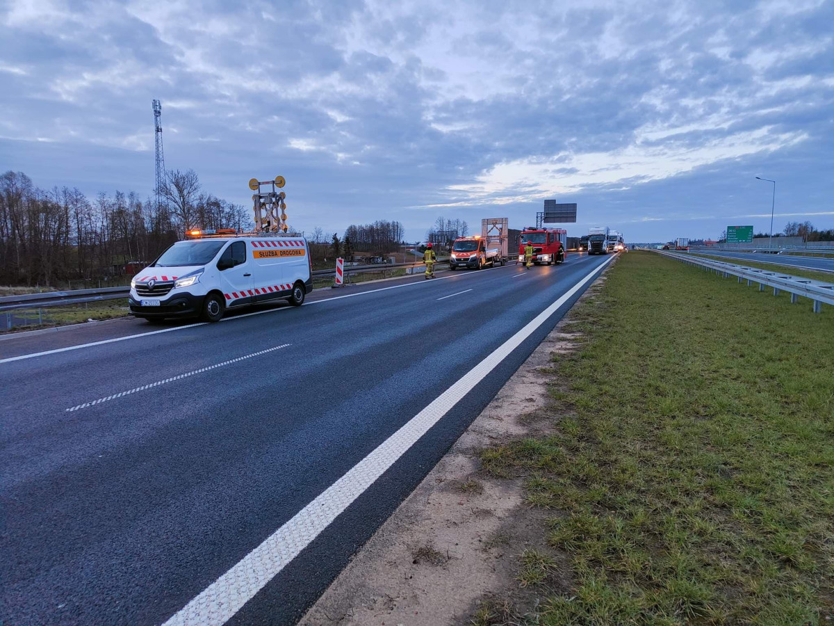 Zasnął za kierownicą i uderzył w barierki [ZDJĘCIA]