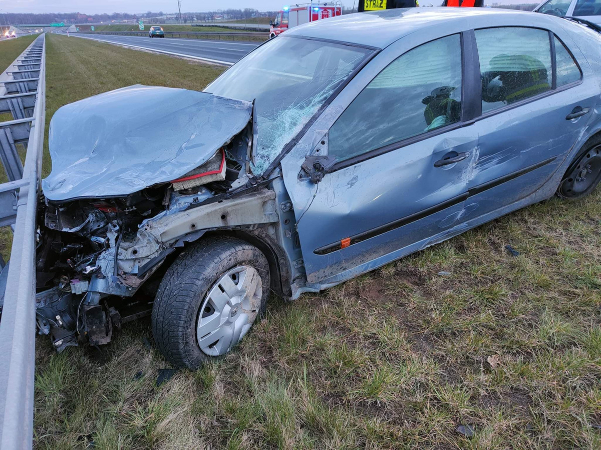 Zasnął za kierownicą i uderzył w barierki [ZDJĘCIA]