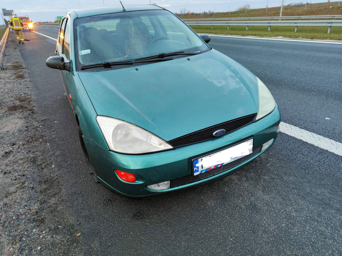 Zasnął za kierownicą i uderzył w barierki [ZDJĘCIA]