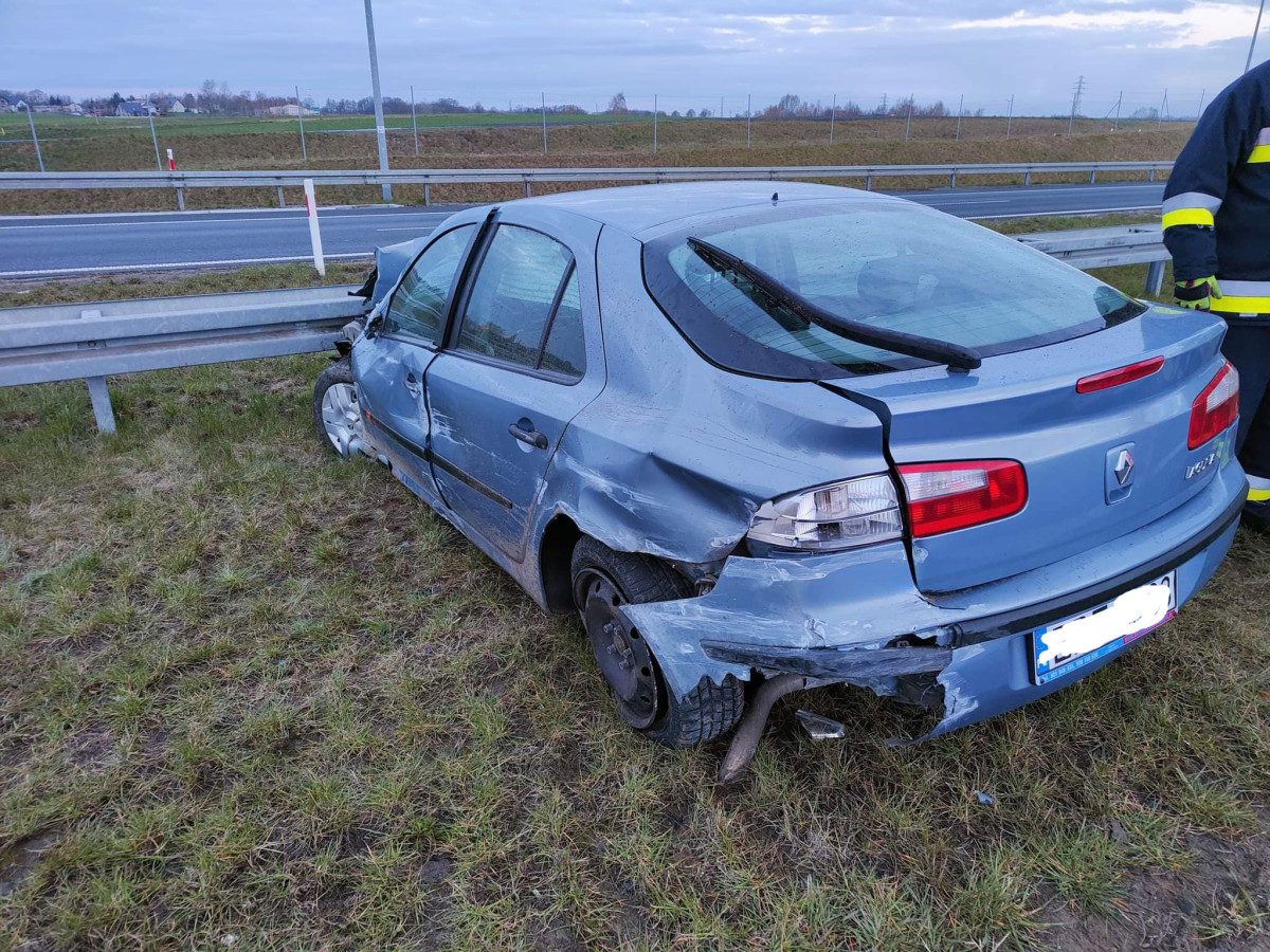 Zasnął za kierownicą i uderzył w barierki [ZDJĘCIA]