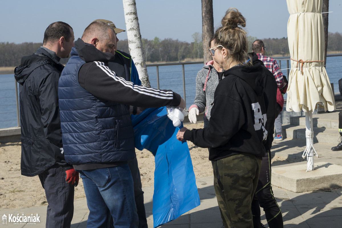 Akcja sprzątania letniska w Nowym Dębcu [ZDJĘCIA]