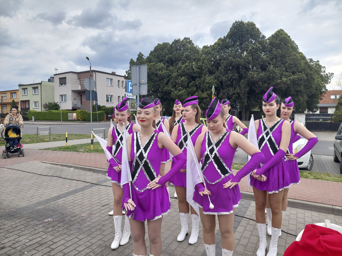 Śmigiel: Popołudnie z mażoretkami na placu targowym [ZDJĘCIA]