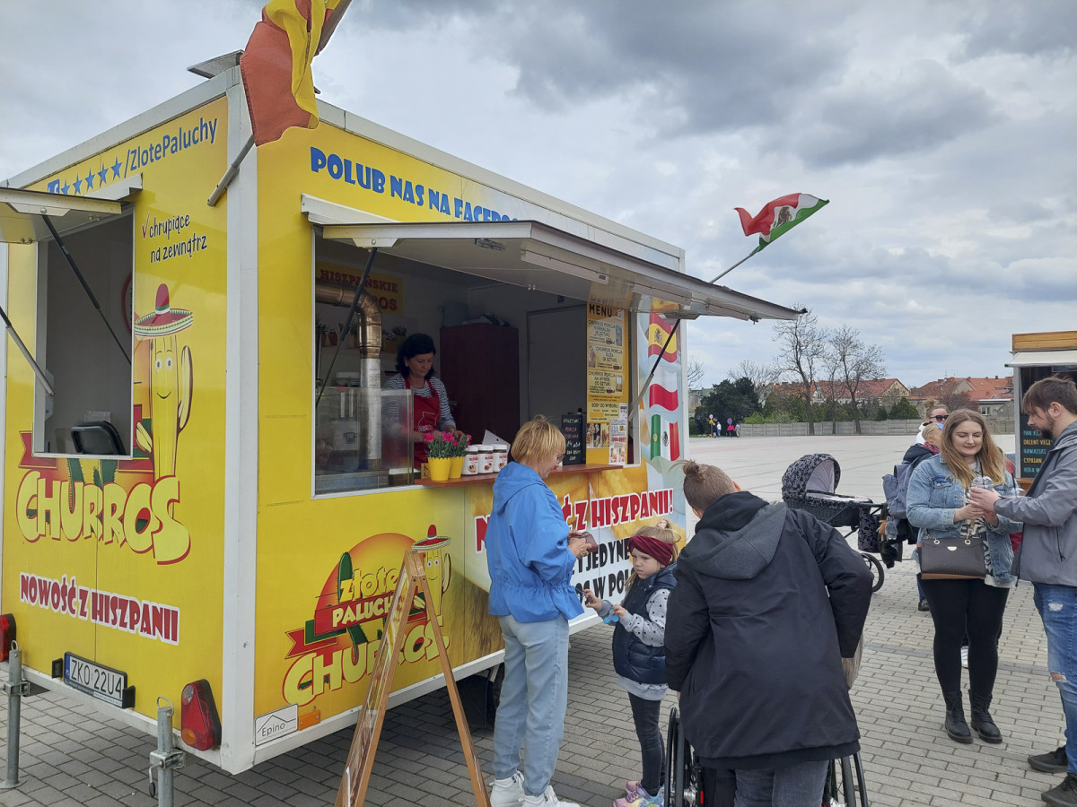 Śmigiel: Popołudnie z mażoretkami na placu targowym [ZDJĘCIA]