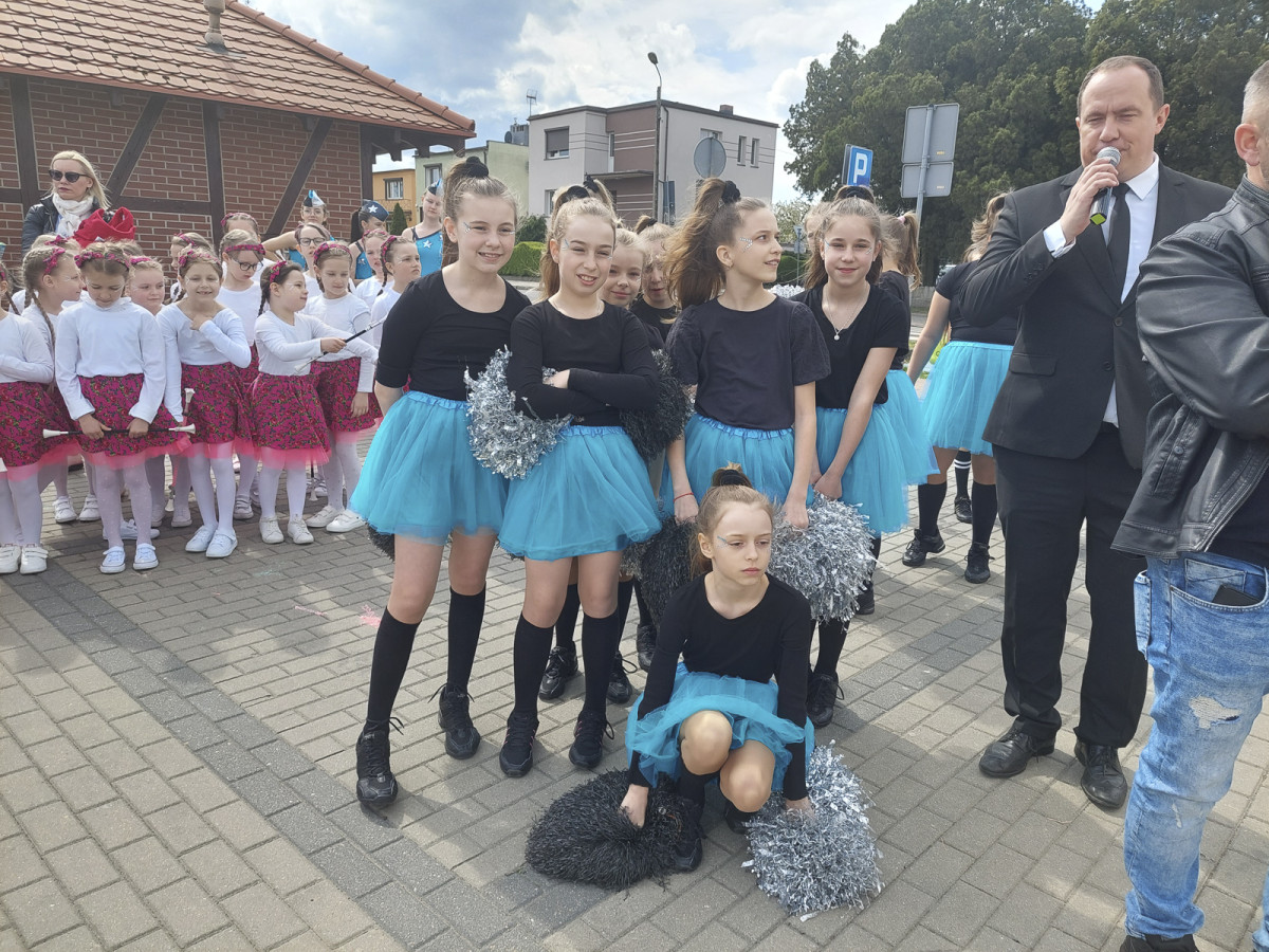 Śmigiel: Popołudnie z mażoretkami na placu targowym [ZDJĘCIA]