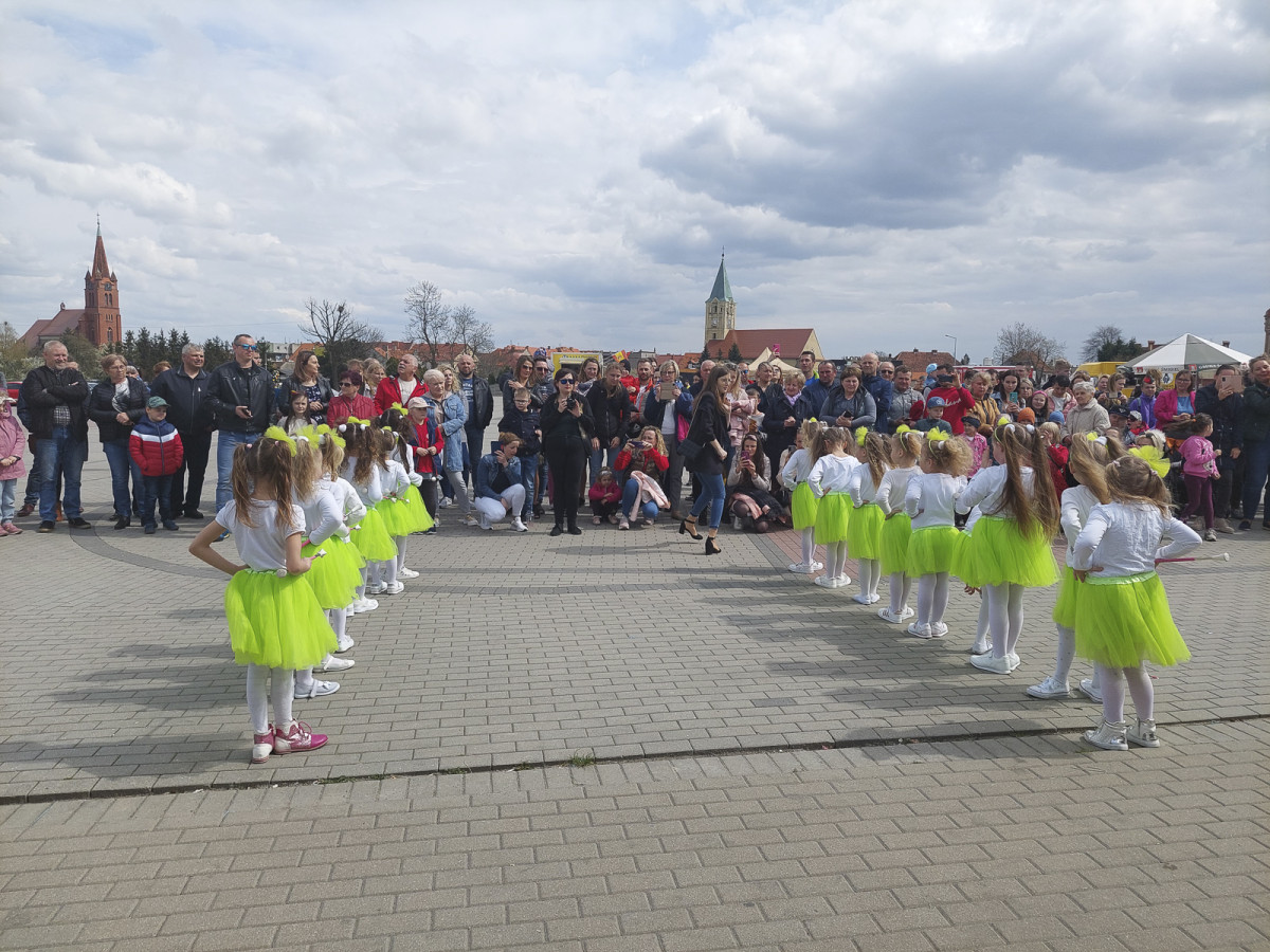 Śmigiel: Popołudnie z mażoretkami na placu targowym [ZDJĘCIA]