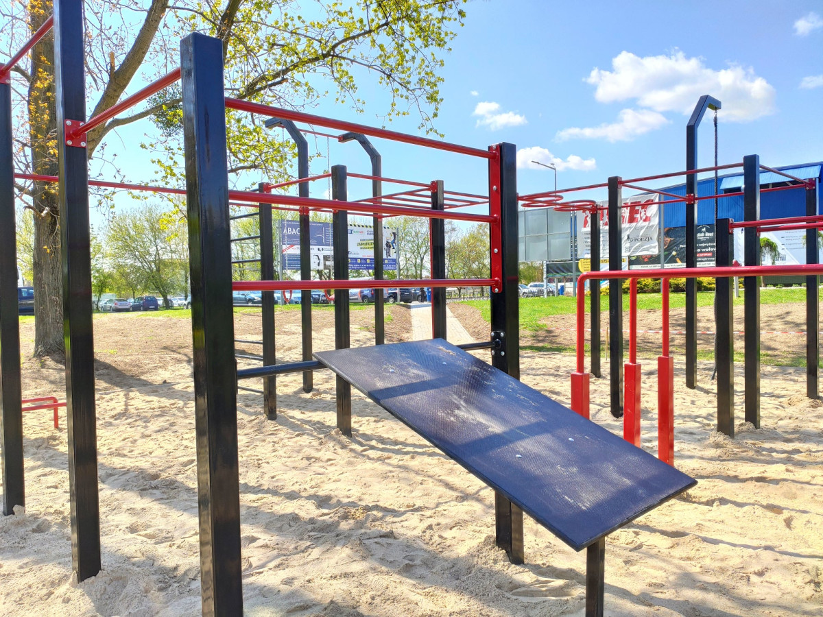 Nowa strefa do street workout przy basenie [ZDJĘCIA]