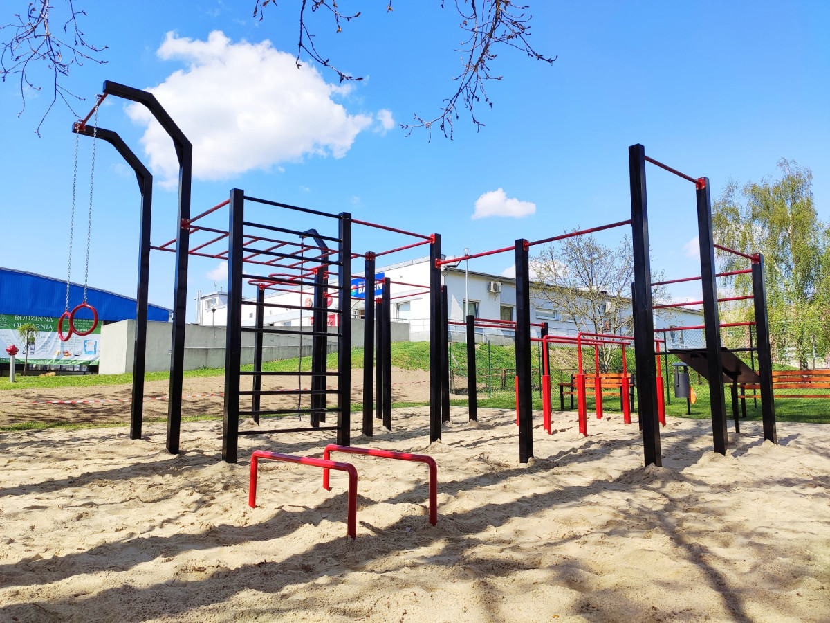 Nowa strefa do street workout przy basenie [ZDJĘCIA]