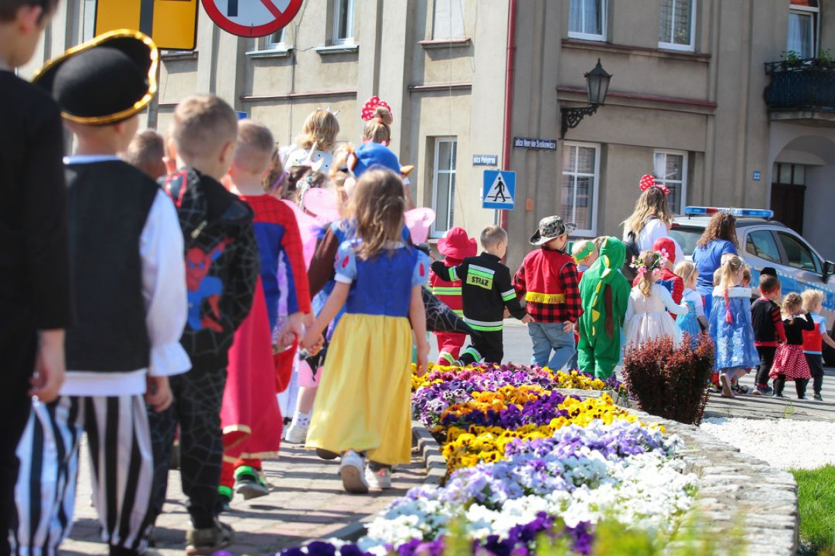 Bajkowy korowód przeszedł ulicami Śmigla [ZDJĘCIA]
