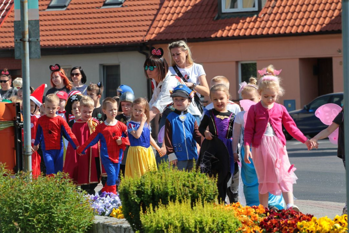 Bajkowy korowód przeszedł ulicami Śmigla [ZDJĘCIA]