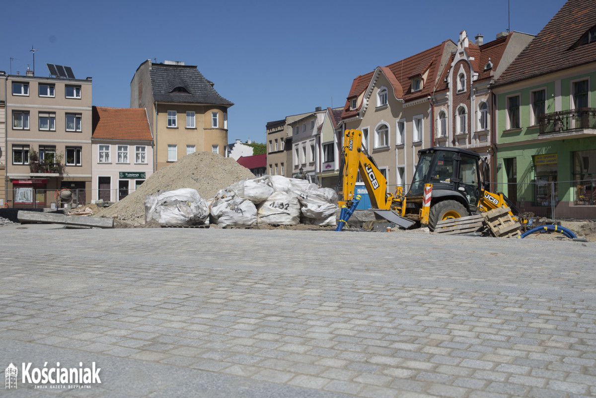 Postępy prac na Rynku i Wrocławskiej. Pojawiły się drzewa [ZDJĘCIA]