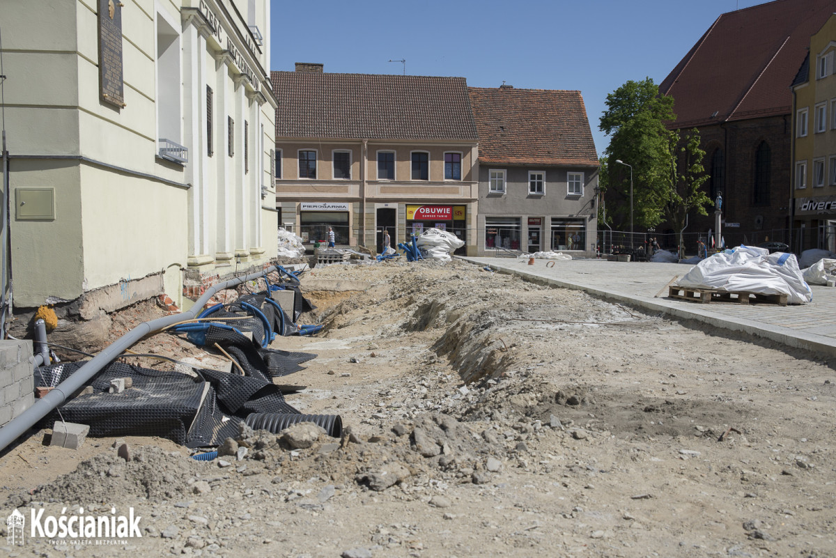Postępy prac na Rynku i Wrocławskiej. Pojawiły się drzewa [ZDJĘCIA]