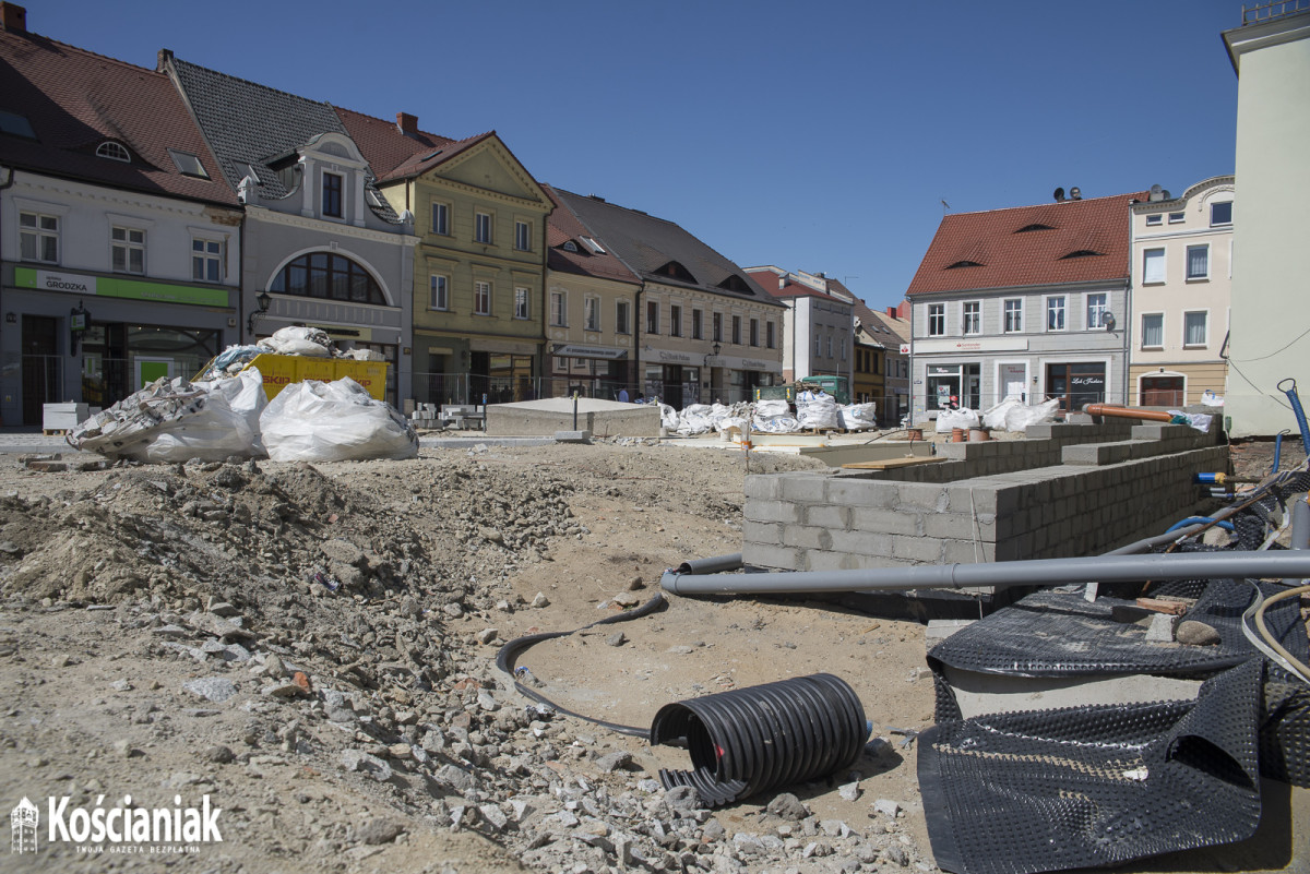 Postępy prac na Rynku i Wrocławskiej. Pojawiły się drzewa [ZDJĘCIA]
