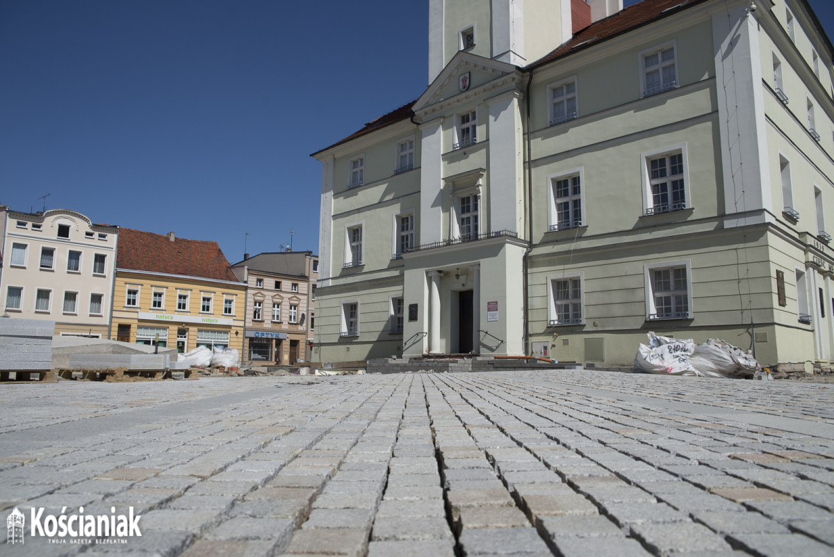 Postępy prac na Rynku i Wrocławskiej. Pojawiły się drzewa [ZDJĘCIA]
