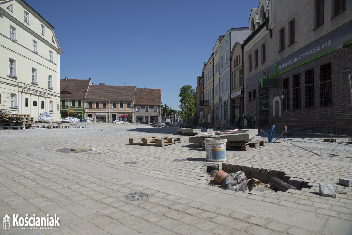 Postępy prac na Rynku i Wrocławskiej. Pojawiły się drzewa [ZDJĘCIA]