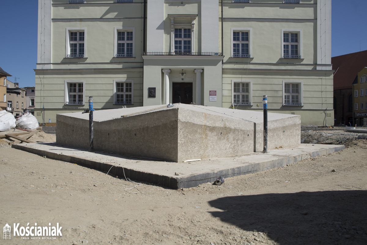 Postępy prac na Rynku i Wrocławskiej. Pojawiły się drzewa [ZDJĘCIA]