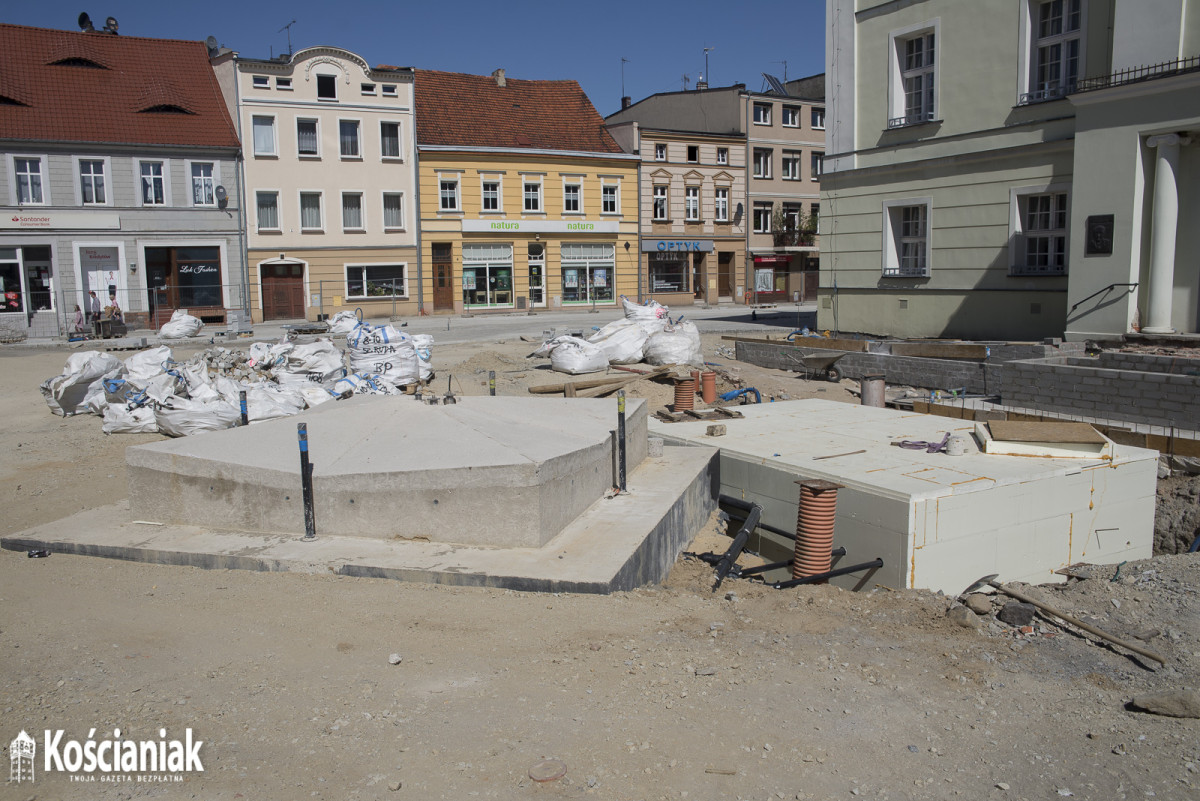 Postępy prac na Rynku i Wrocławskiej. Pojawiły się drzewa [ZDJĘCIA]