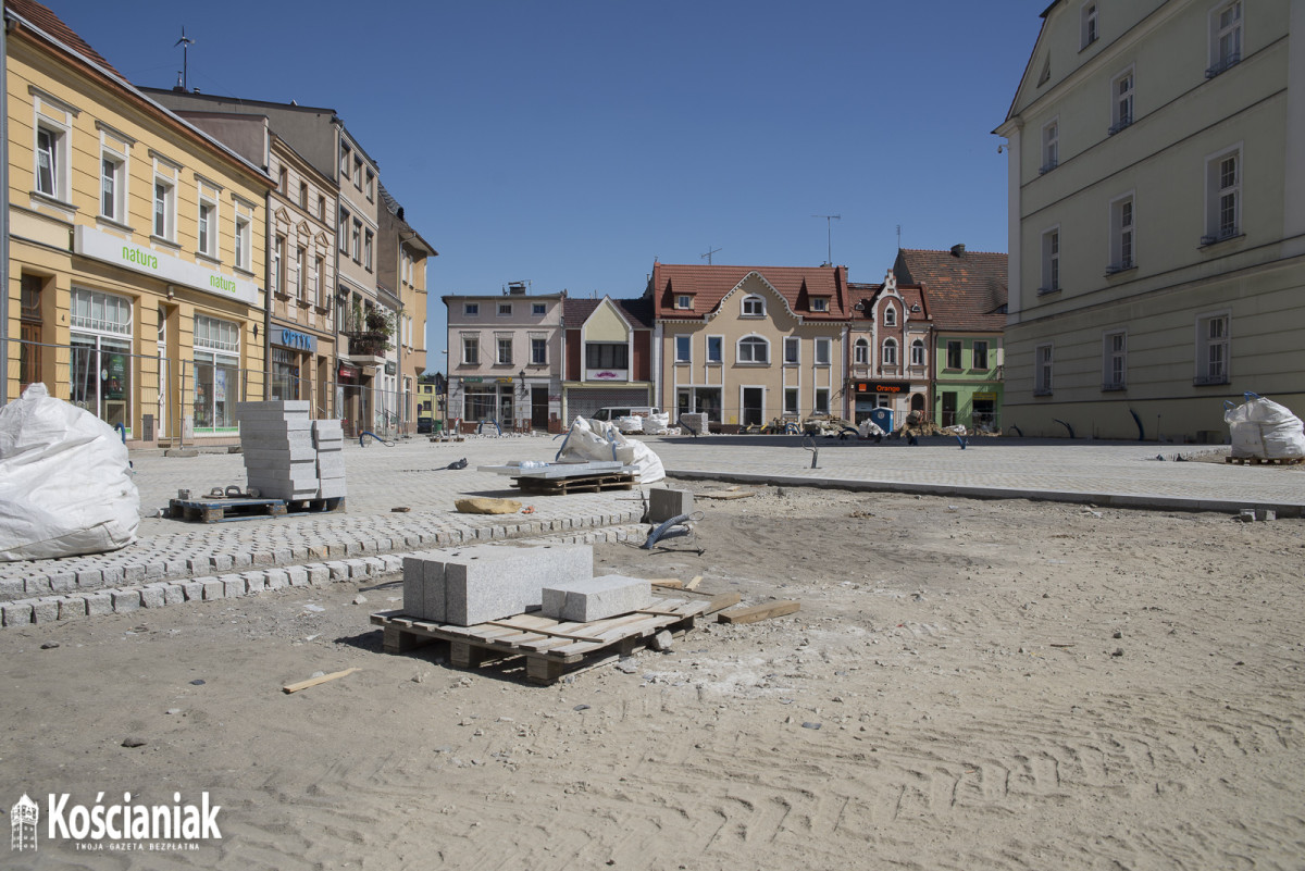 Postępy prac na Rynku i Wrocławskiej. Pojawiły się drzewa [ZDJĘCIA]