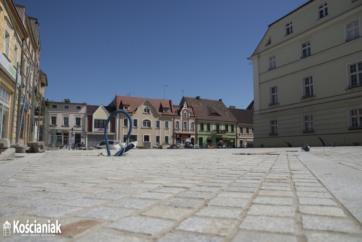 Postępy prac na Rynku i Wrocławskiej. Pojawiły się drzewa [ZDJĘCIA]