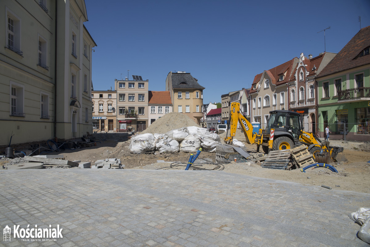 Postępy prac na Rynku i Wrocławskiej. Pojawiły się drzewa [ZDJĘCIA]