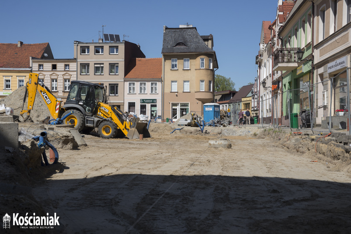 Postępy prac na Rynku i Wrocławskiej. Pojawiły się drzewa [ZDJĘCIA]