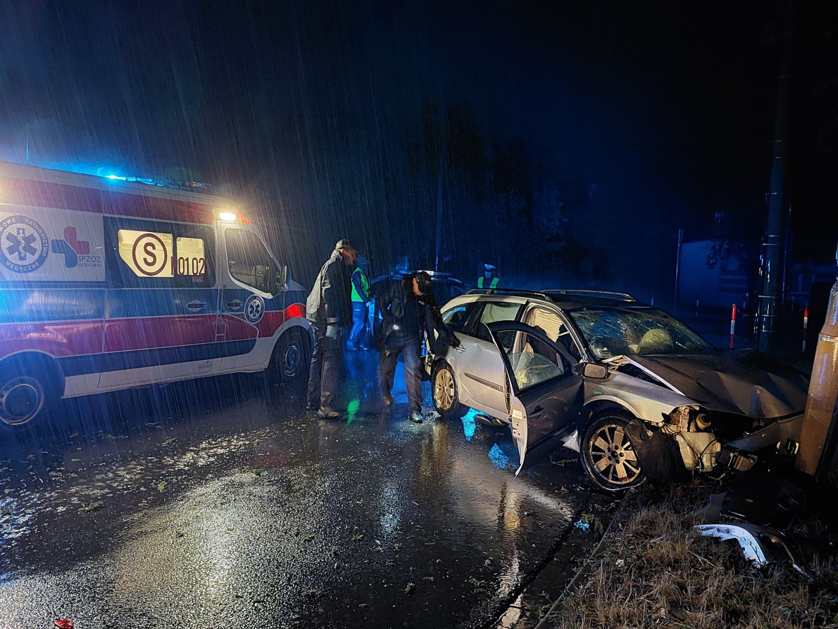 Kierowca przejechał przez rondo na Gostyńskiej [ZDJĘCIA]