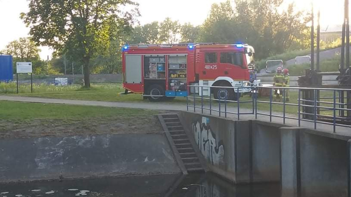 Akcja ratunkowa na Łazienkach. Mężczyzna zsunął się ze skarpy [ZDJĘCIA]