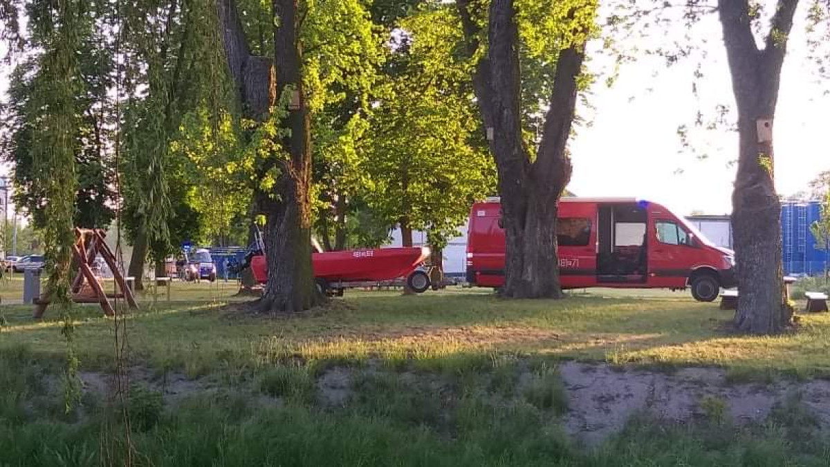 Akcja ratunkowa na Łazienkach. Mężczyzna zsunął się ze skarpy [ZDJĘCIA]