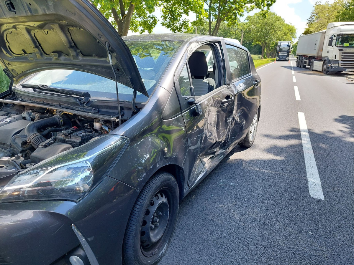 Ciężarówka zderzyła się z toyotą [ZDJĘCIA]